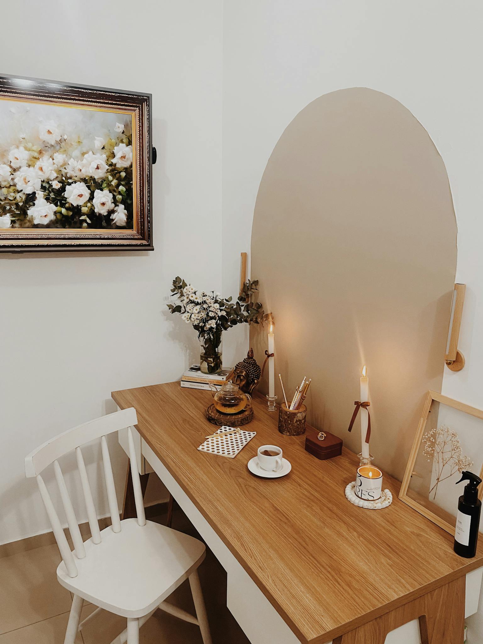 A cozy home workspace in São Paulo featuring warm lighting, candles, and elegant decor.